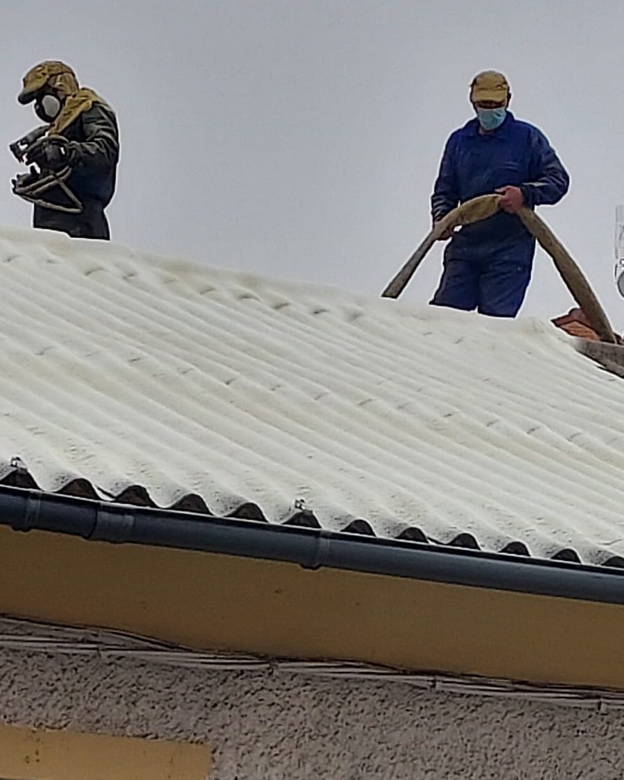 obreros en tejado Aislamientos Ayara